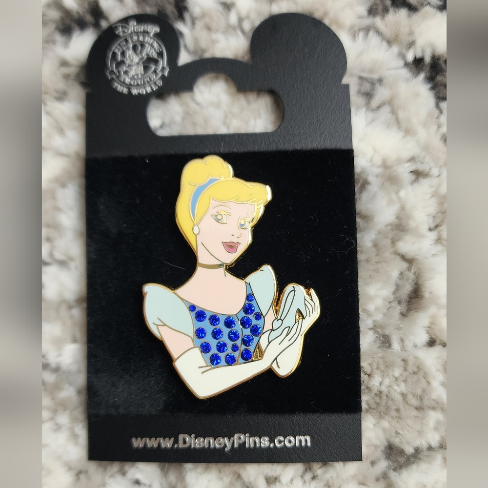 Disney Pin Trading Around the World ✨ Cinderella